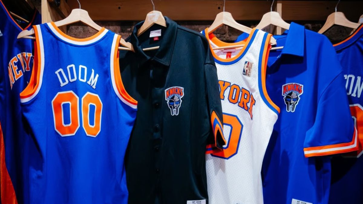 Ao dau Knicks so 00 trong bo suu tap Metalface Hoops cua MF DOOM