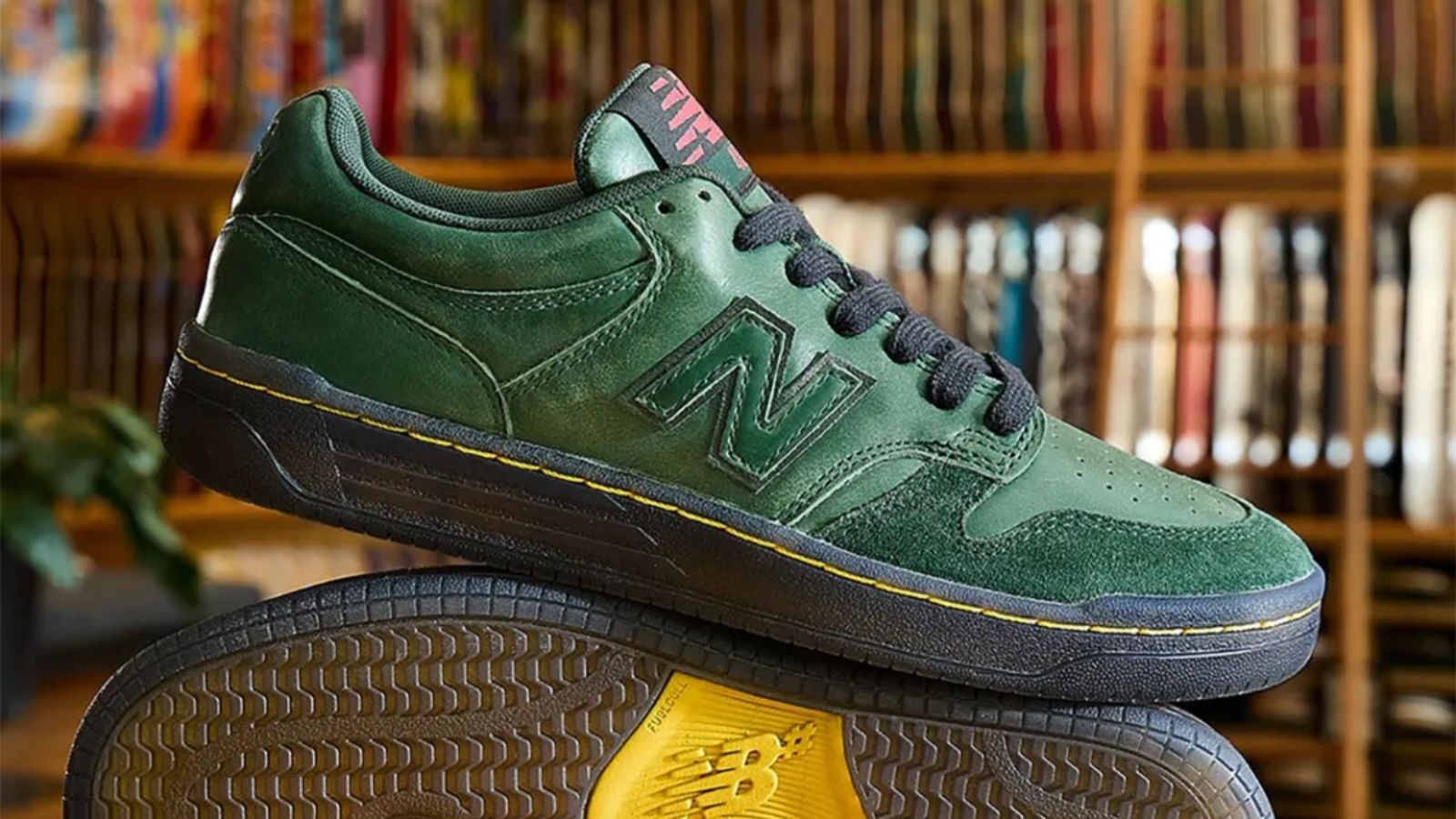 Hinh anh 1: Hinh anh doi giay No-Comply x New Balance Numeric 480 voi thiet ke mau xanh la cay va cac chi tiet doc dao.