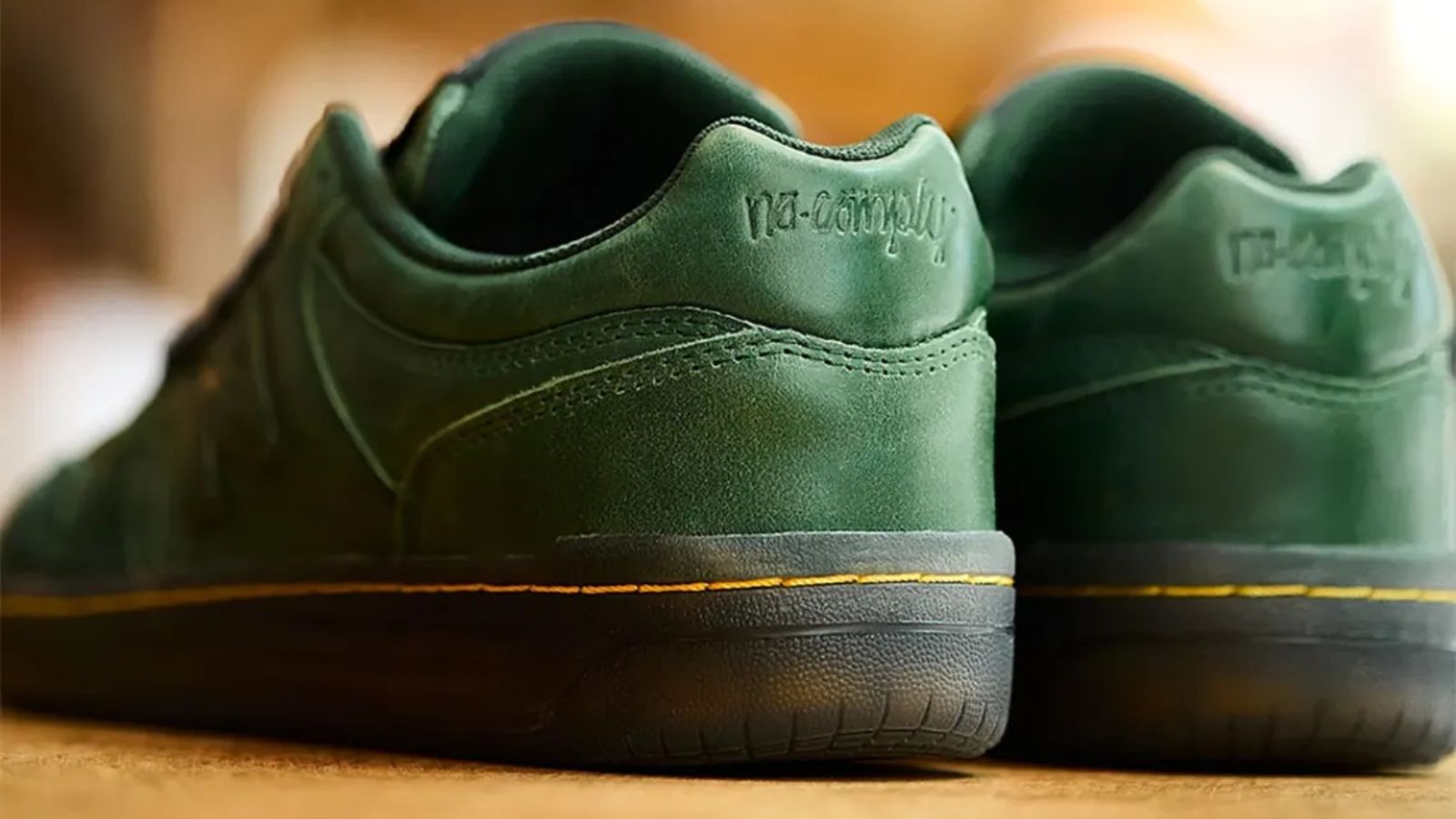 Hinh anh 2: Hinh anh doi giay No-Comply x New Balance Numeric 480 voi thiet ke mau xanh la cay va cac chi tiet doc dao.