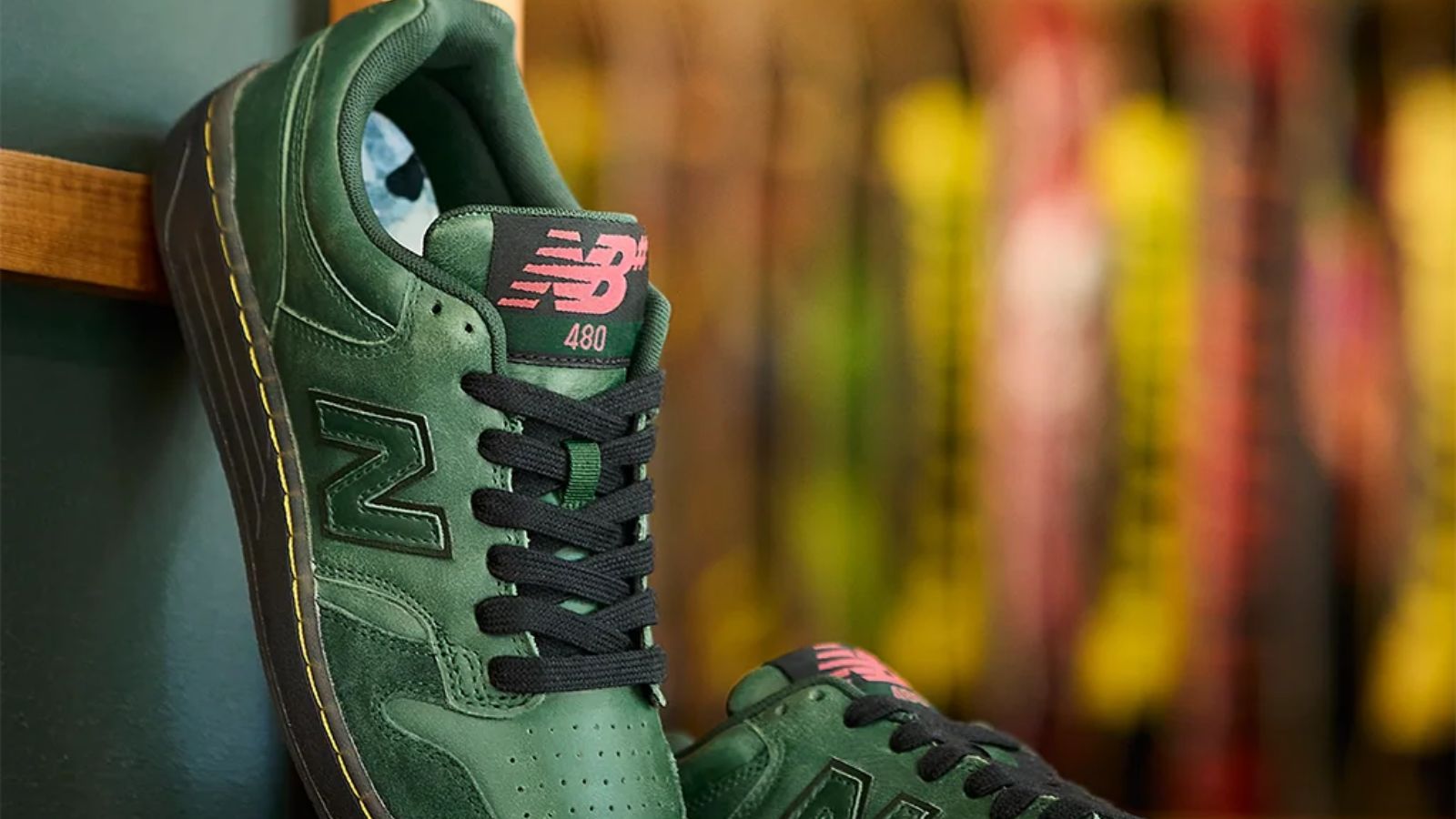 Hinh anh 4: Hinh anh doi giay No-Comply x New Balance Numeric 480 voi thiet ke mau xanh la cay va cac chi tiet doc dao.