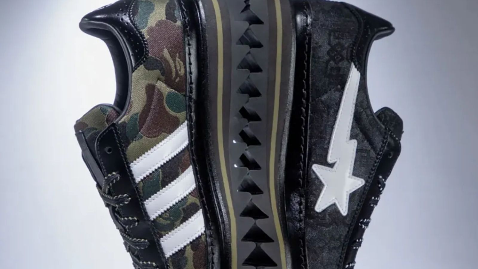 Hinh anh 2: Hinh anh doi giay CLOT x BAPE x adidas Superstar doc quyen tai ComplexCon voi thiet ke khong doi xung.