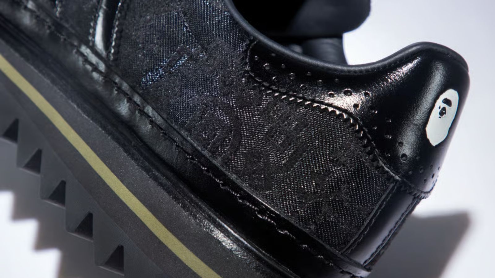 Hinh anh 5: Hinh anh doi giay CLOT x BAPE x adidas Superstar doc quyen tai ComplexCon voi thiet ke khong doi xung.