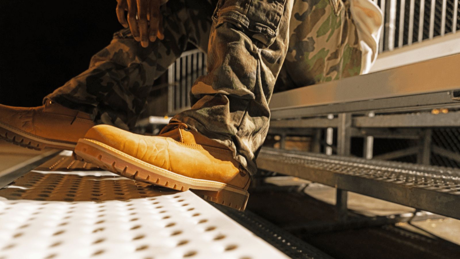 Hinh anh 4: Nike Air Max 95 Zip Black voi thiet ke khoa keo va chat lieu da lon long xu