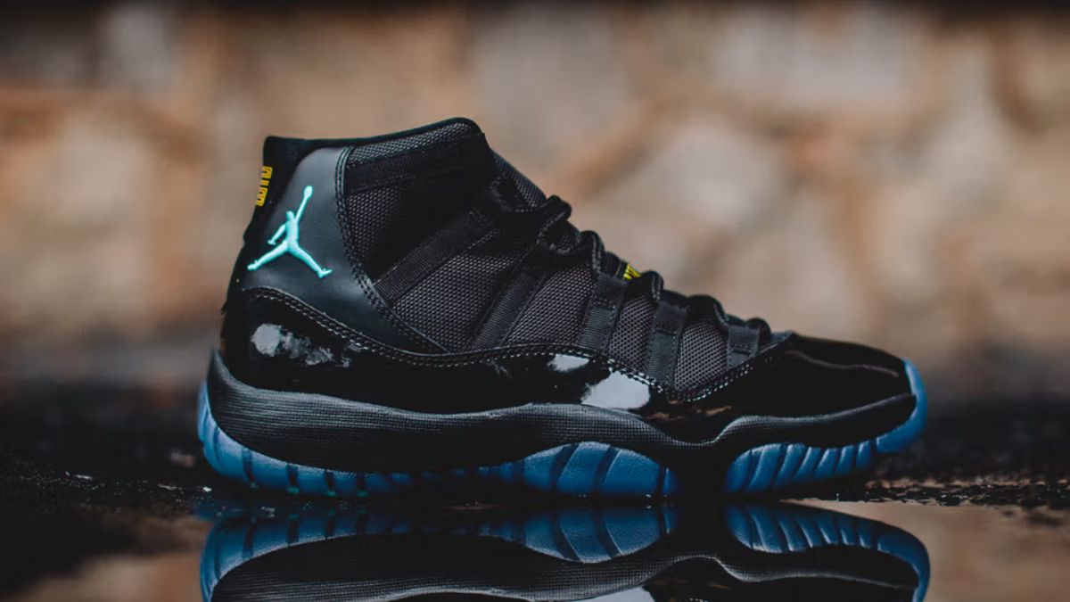 Air Jordan 11 Retro 'Gamma Blue' voi thiet ke den va chi tiet xanh lam