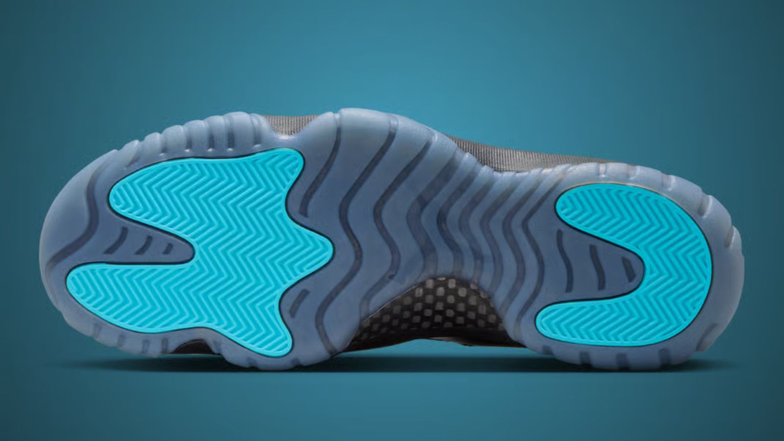 Hinh anh 6: Air Jordan 11 Retro 'Gamma Blue' voi thiet ke den va chi tiet xanh lam