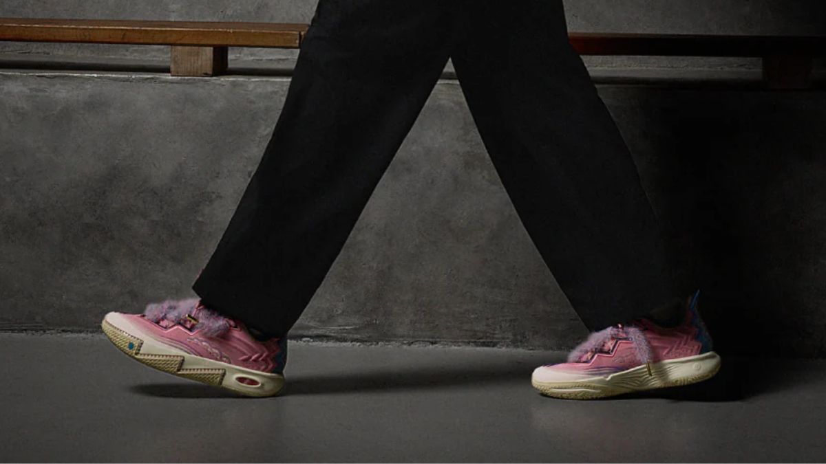 Hinh anh 2: Doi giay ANTA Kai 2 'Azurie' cua Kyrie Irving voi mau xanh ngoc, ton vinh con gai Azurie Elizabeth Irving.