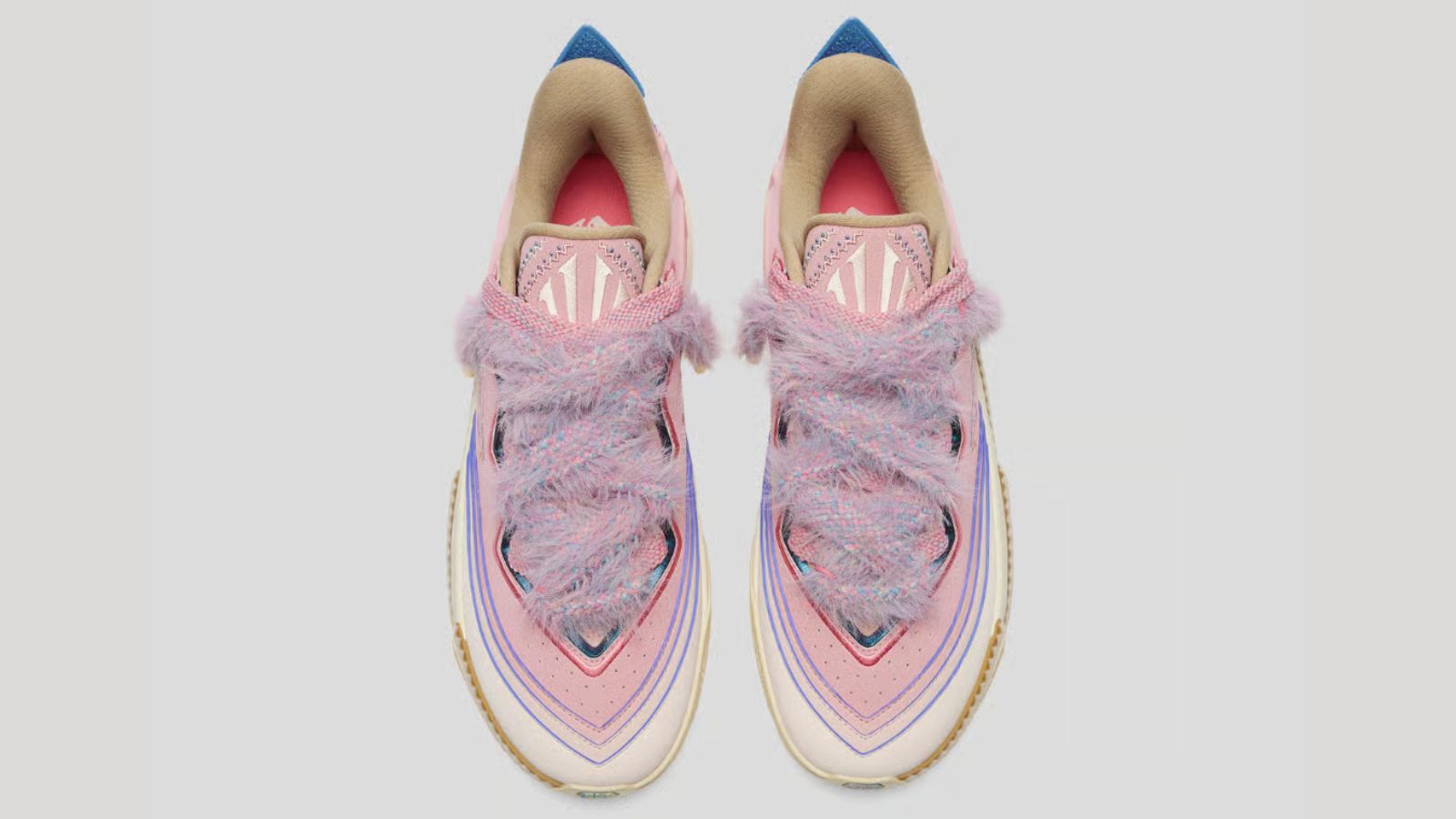 Hinh anh 5: Doi giay ANTA Kai 2 'Azurie' cua Kyrie Irving voi mau xanh ngoc, ton vinh con gai Azurie Elizabeth Irving.