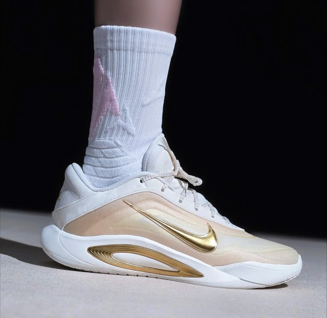 Alternative view of Giày Nike A'ja Wilson A'One 'Gold Dynasty' FZ8605-102