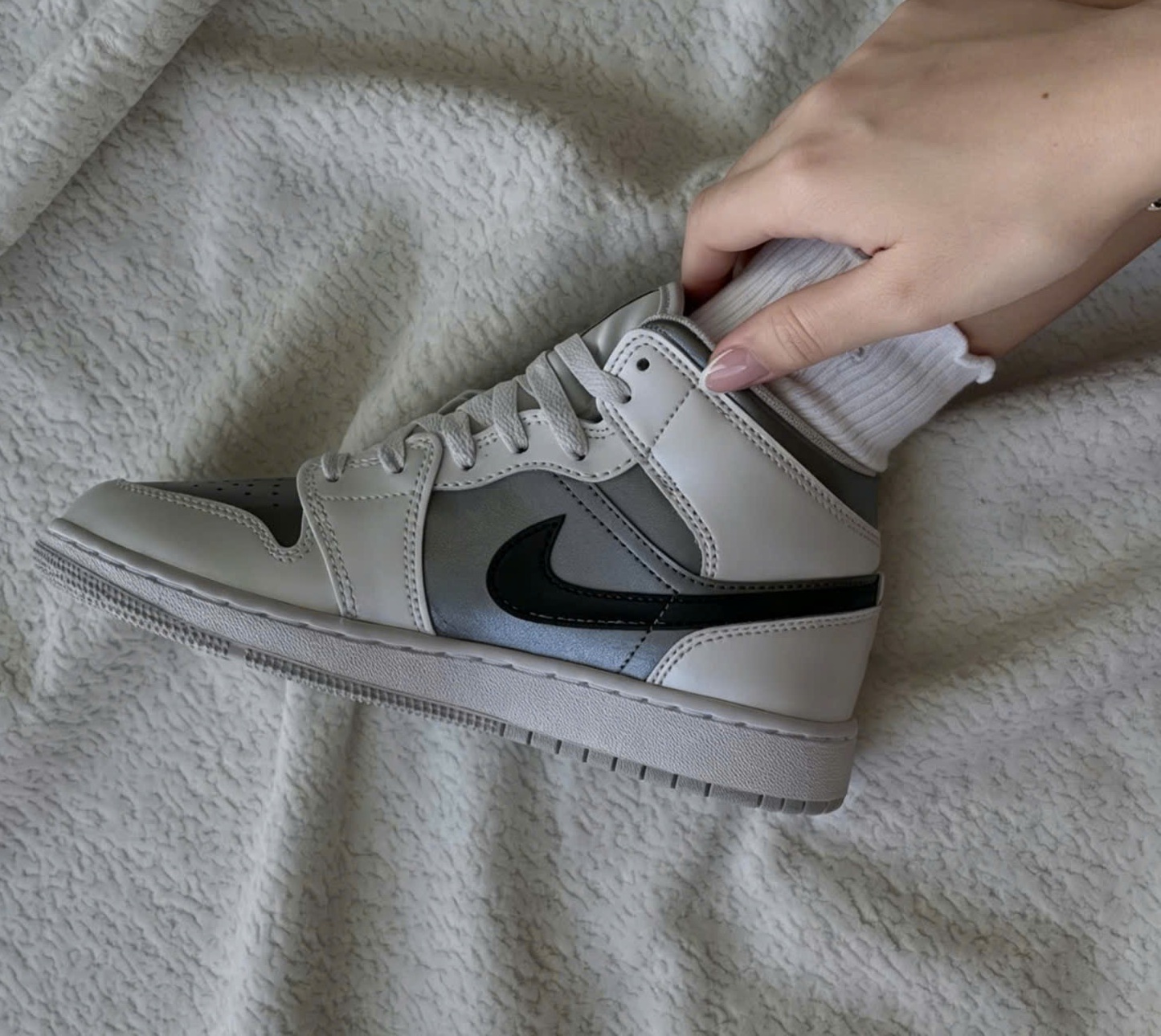 Alternative view of Giày Nike Air Jordan 1 Mid SE 'Inspired by the Greatest' HV4400-014