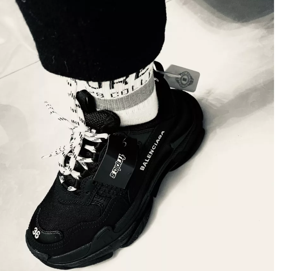 Alternative view of Giày Balenciaga Triple S 'Black' 524036W2CA11000
