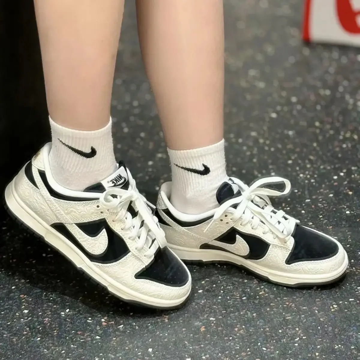 Alternative view of Giày Nike Dunk Embossed Baroque 'Black White' IF3944-001
