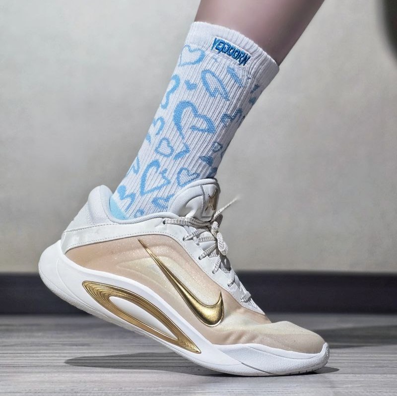 Alternative view of Giày Nike A'ja Wilson A'One 'Gold Dynasty' FZ8606-102