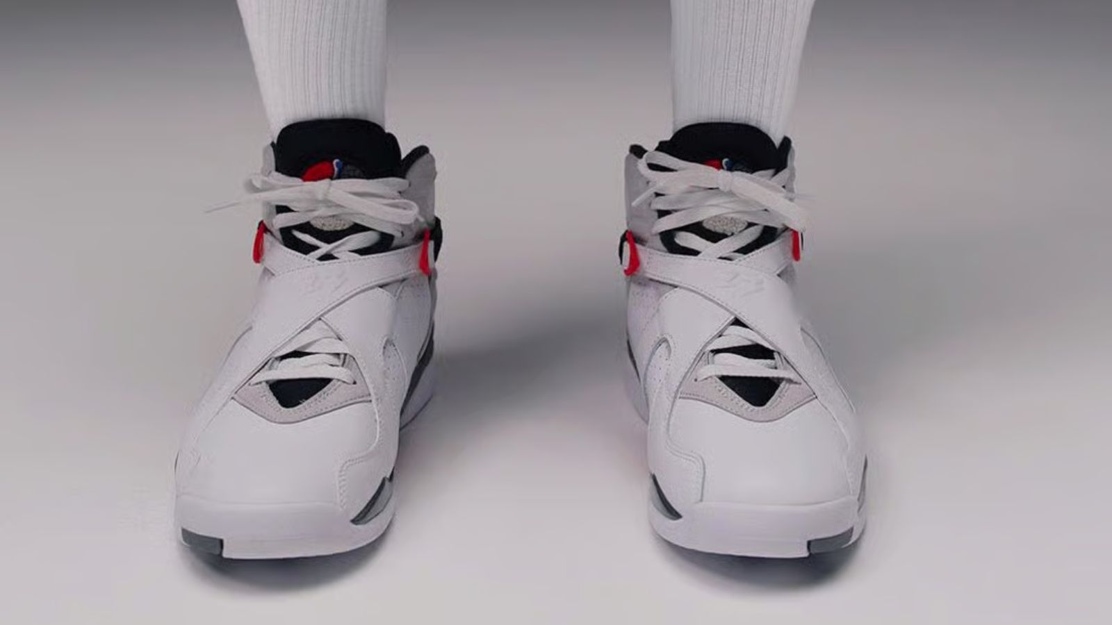 Hinh anh 2: Hinh anh Air Jordan 8 Retro 'Bugs Bunny' 2025 voi thiet ke kinh dien