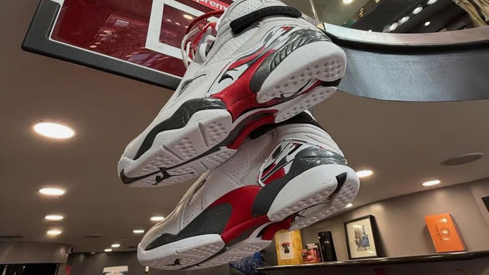 Hinh anh 6: Hinh anh Air Jordan 8 Retro 'Bugs Bunny' 2025 voi thiet ke kinh dien