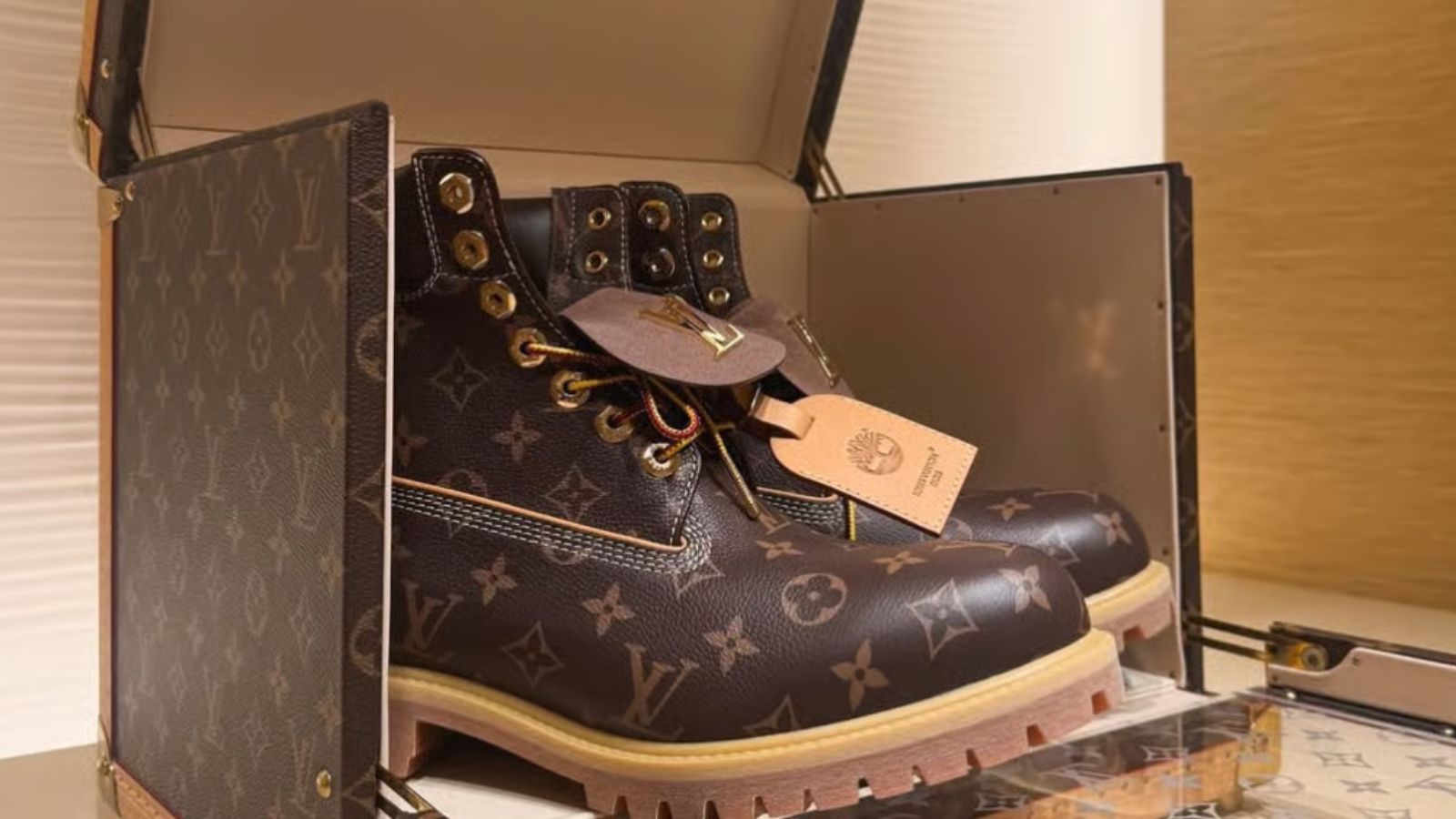 Hinh anh 1: Doi boots Louis Vuitton x Timberland phien ban gioi han 50 doi do Pharrell Williams thiet ke