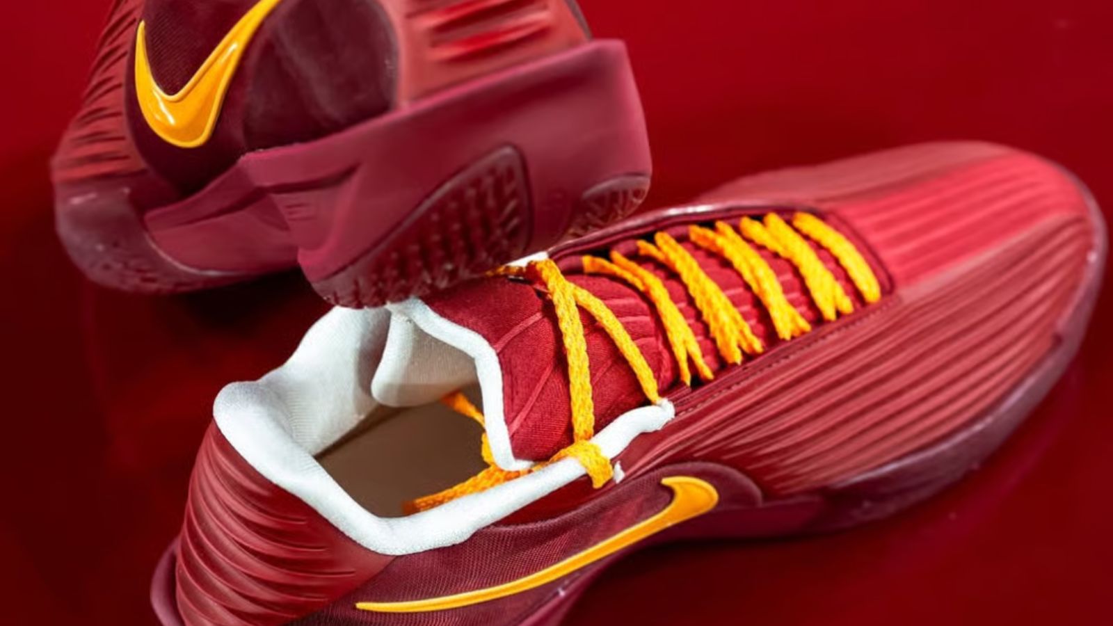 Hinh anh 2: JuJu Watkins cam doi giay Nike GT Cut 3 Turbo PE voi thiet ke do do va vang ruc