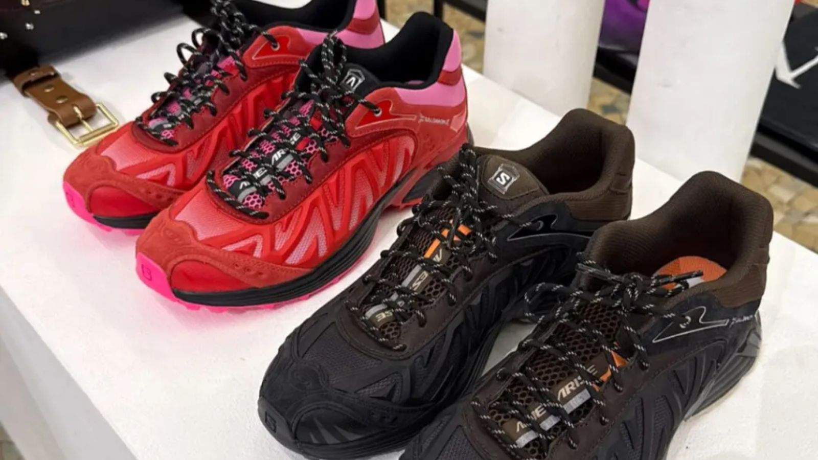 Hinh anh 1: Giay XT Whisper cua Aries va Salomon voi phoi mau nau-den va hong-do