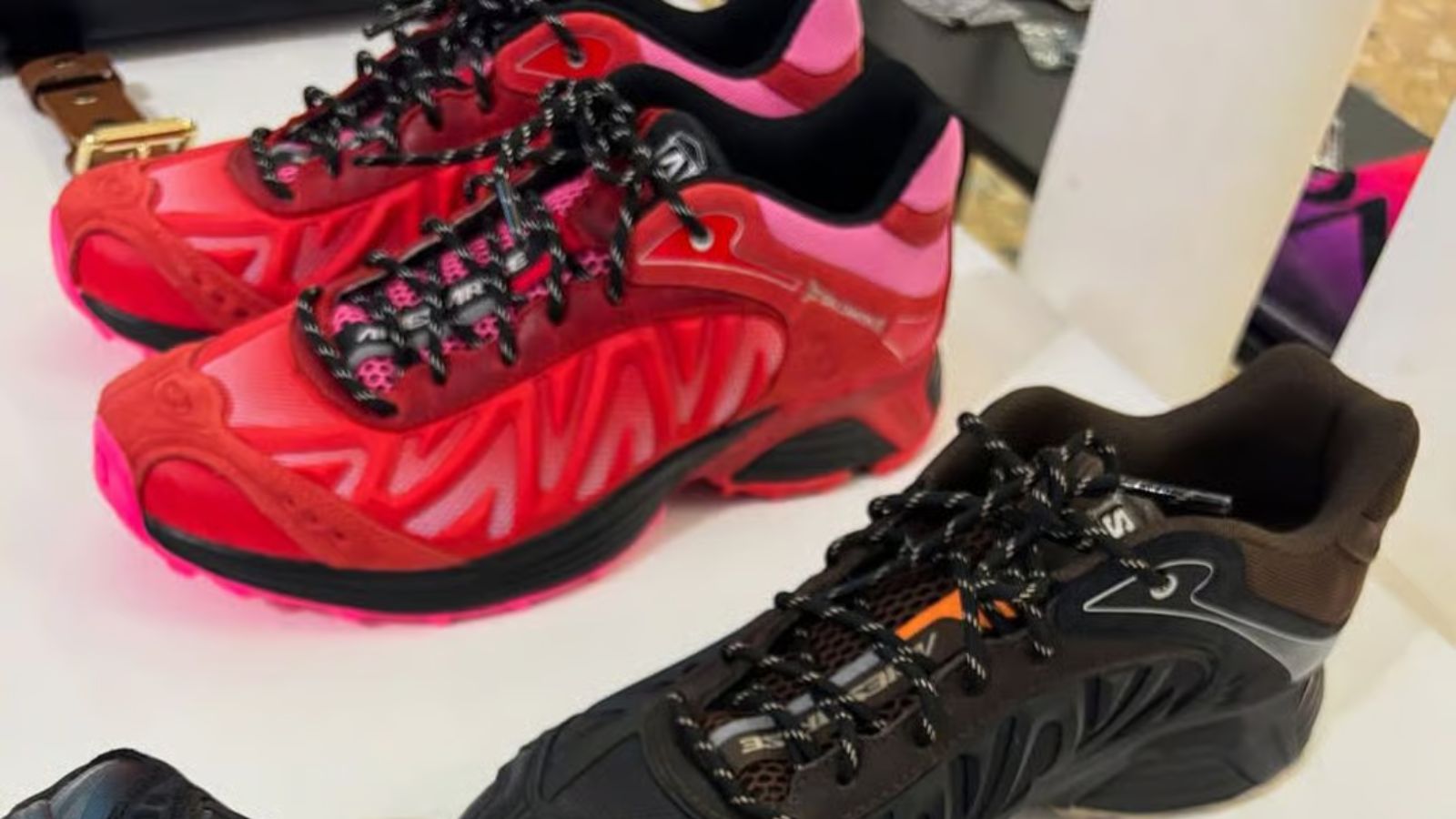 Hinh anh 3: Giay XT Whisper cua Aries va Salomon voi phoi mau nau-den va hong-do