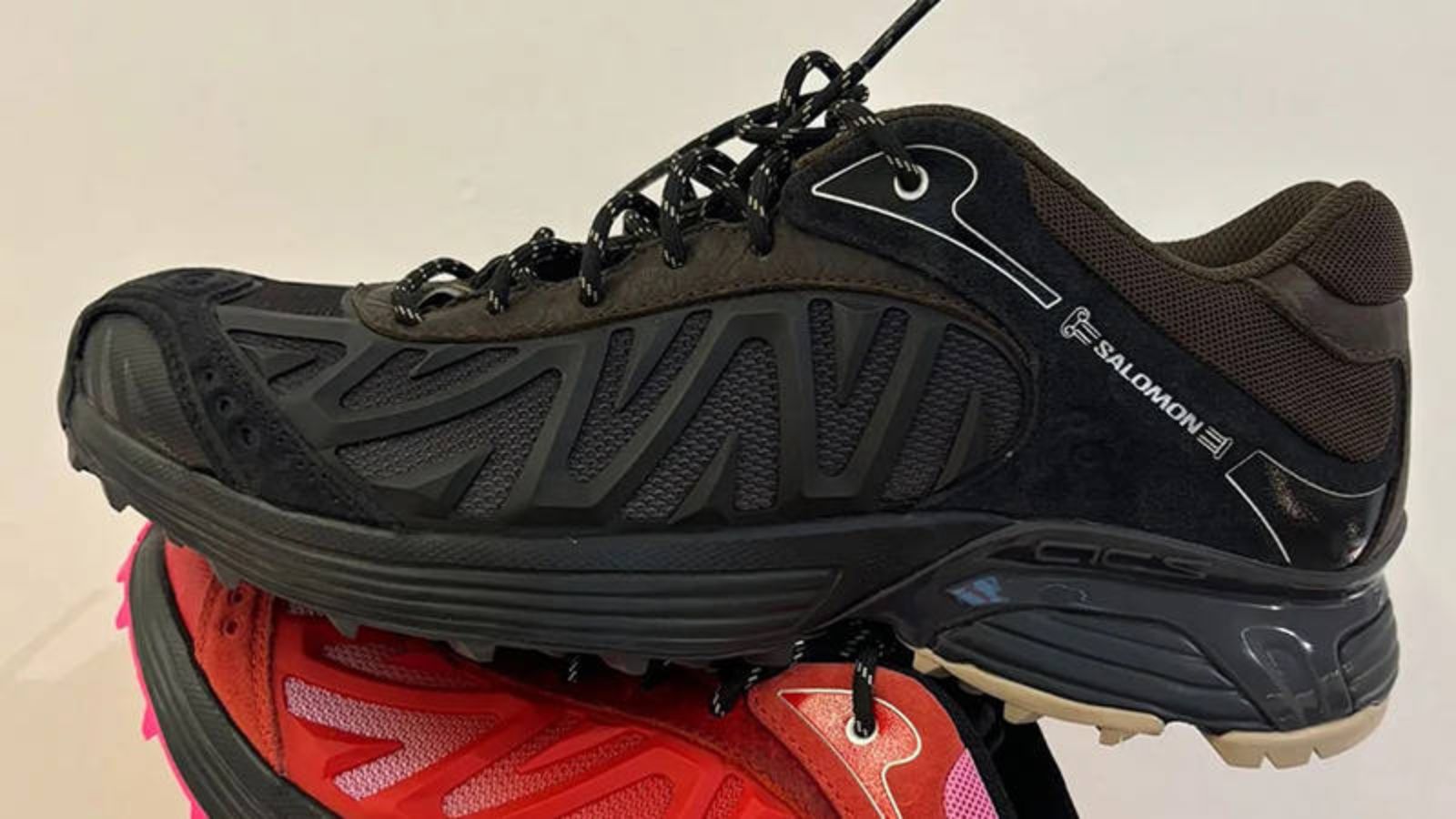 Hinh anh 4: Giay XT Whisper cua Aries va Salomon voi phoi mau nau-den va hong-do