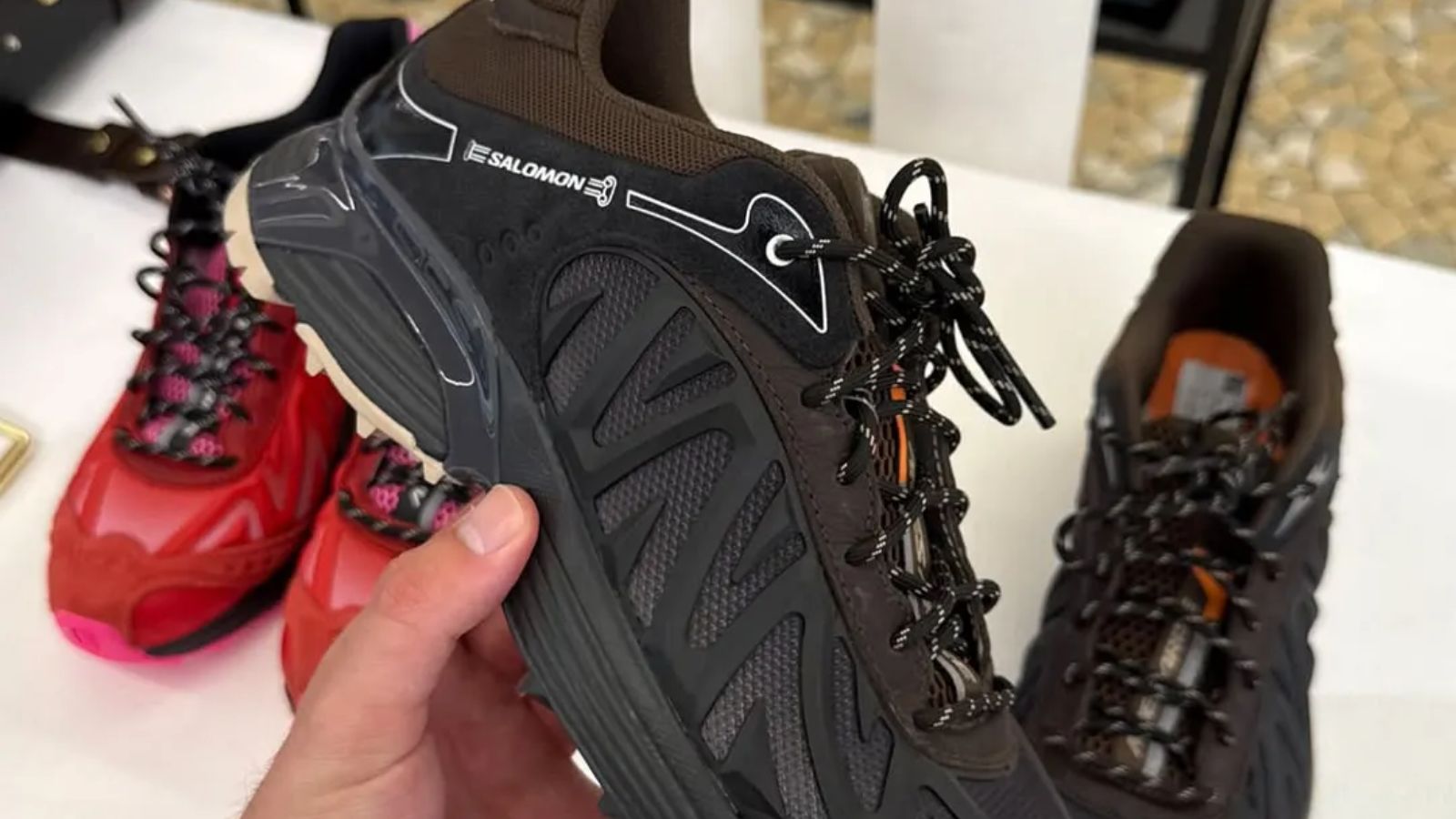 Hinh anh 6: Giay XT Whisper cua Aries va Salomon voi phoi mau nau-den va hong-do