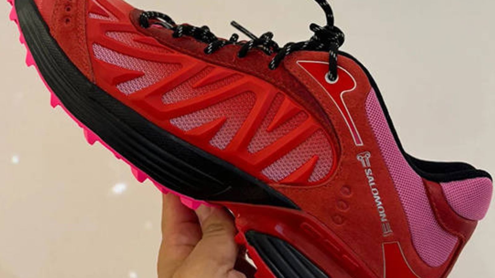 Hinh anh 7: Giay XT Whisper cua Aries va Salomon voi phoi mau nau-den va hong-do