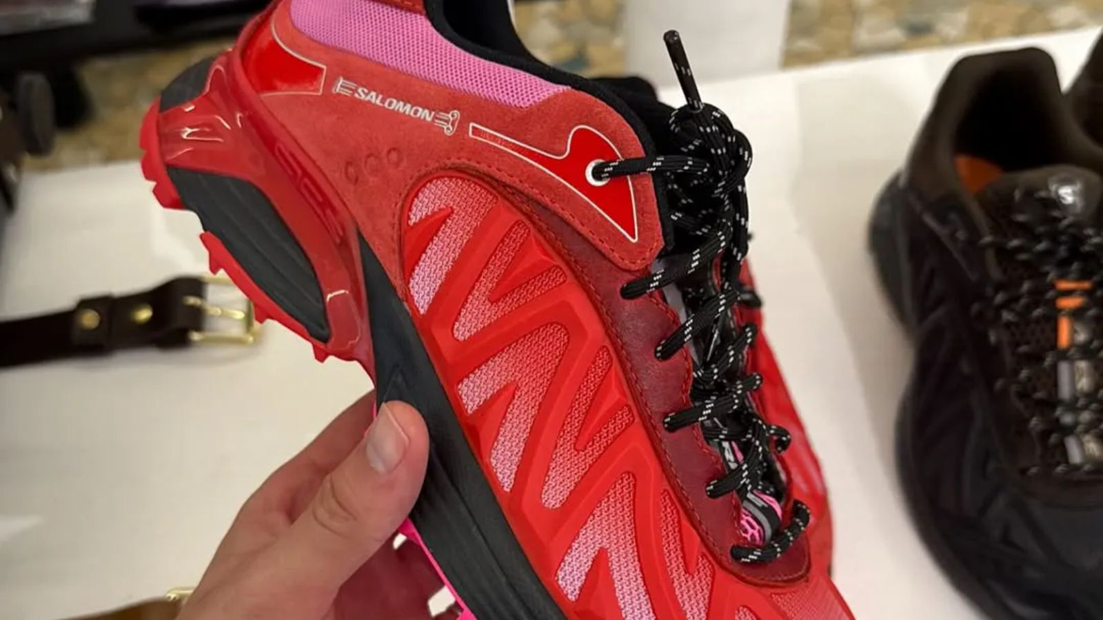 Hinh anh 2: Giay XT Whisper cua Aries va Salomon voi phoi mau nau-den va hong-do