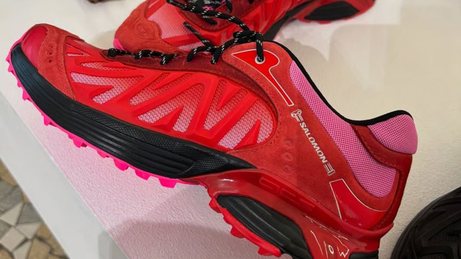 Hinh anh 5: Giay XT Whisper cua Aries va Salomon voi phoi mau nau-den va hong-do