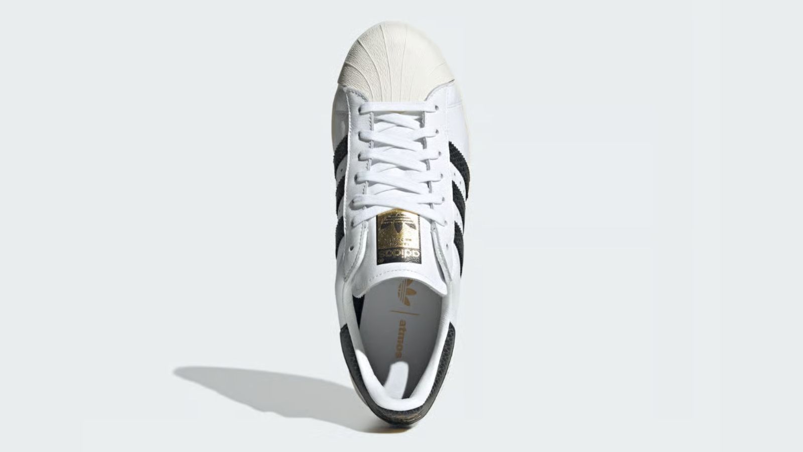 Hinh anh 2: Hinh anh giay Superstar 82 Gore-Tex voi hoa tiet vay ran phat sang, ket hop giua atmos va adidas, noi bat trong thiet ke chong nuoc.