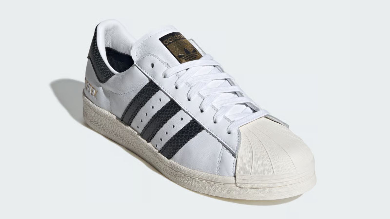 Hinh anh 4: Hinh anh giay Superstar 82 Gore-Tex voi hoa tiet vay ran phat sang, ket hop giua atmos va adidas, noi bat trong thiet ke chong nuoc.