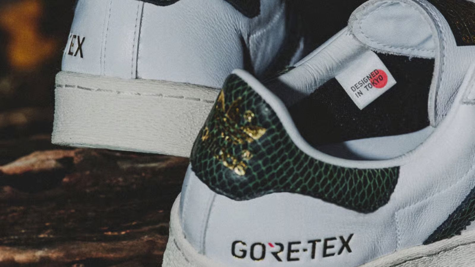 Hinh anh 6: Hinh anh giay Superstar 82 Gore-Tex voi hoa tiet vay ran phat sang, ket hop giua atmos va adidas, noi bat trong thiet ke chong nuoc.