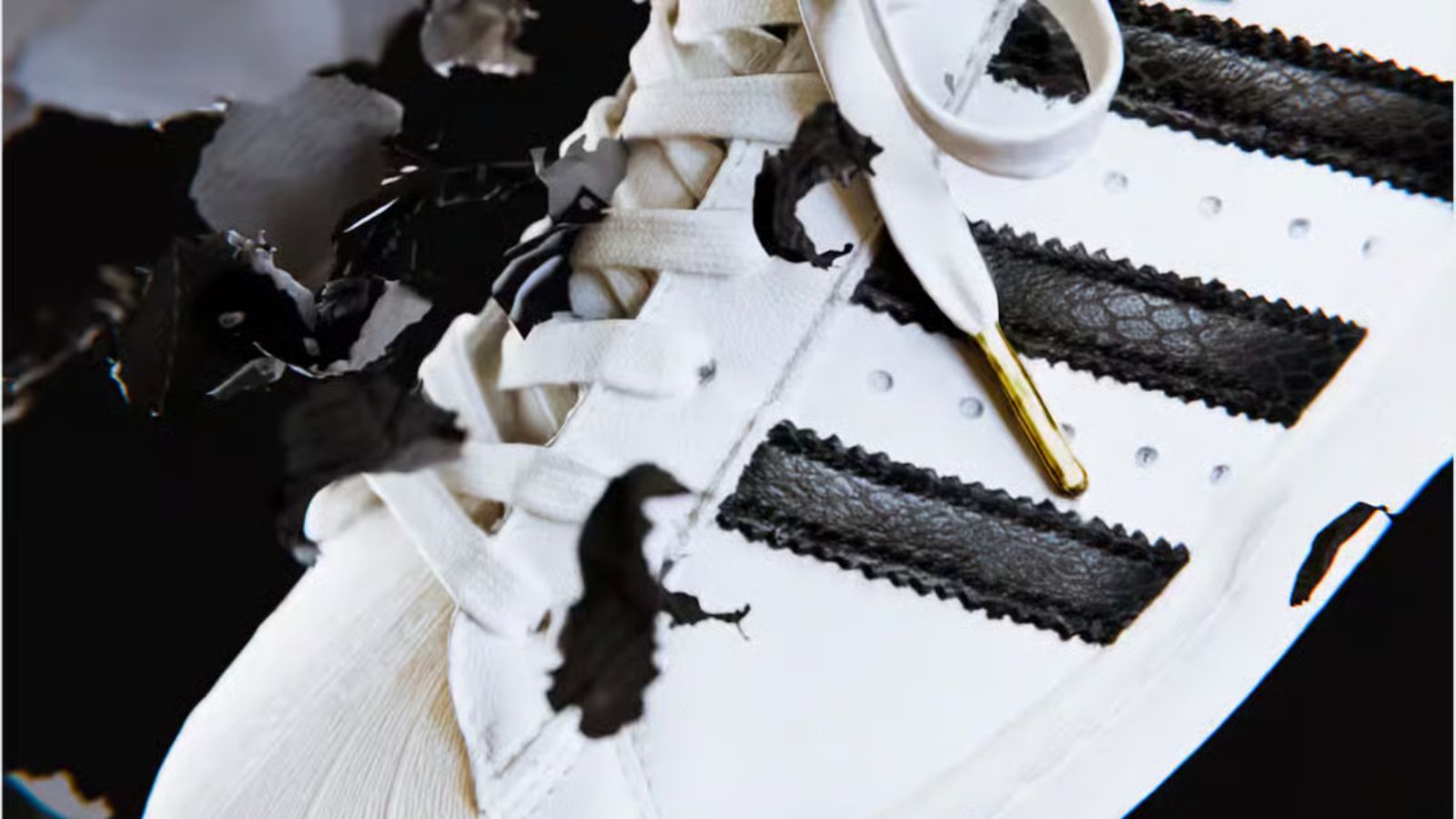 Hinh anh 5: Hinh anh giay Superstar 82 Gore-Tex voi hoa tiet vay ran phat sang, ket hop giua atmos va adidas, noi bat trong thiet ke chong nuoc.