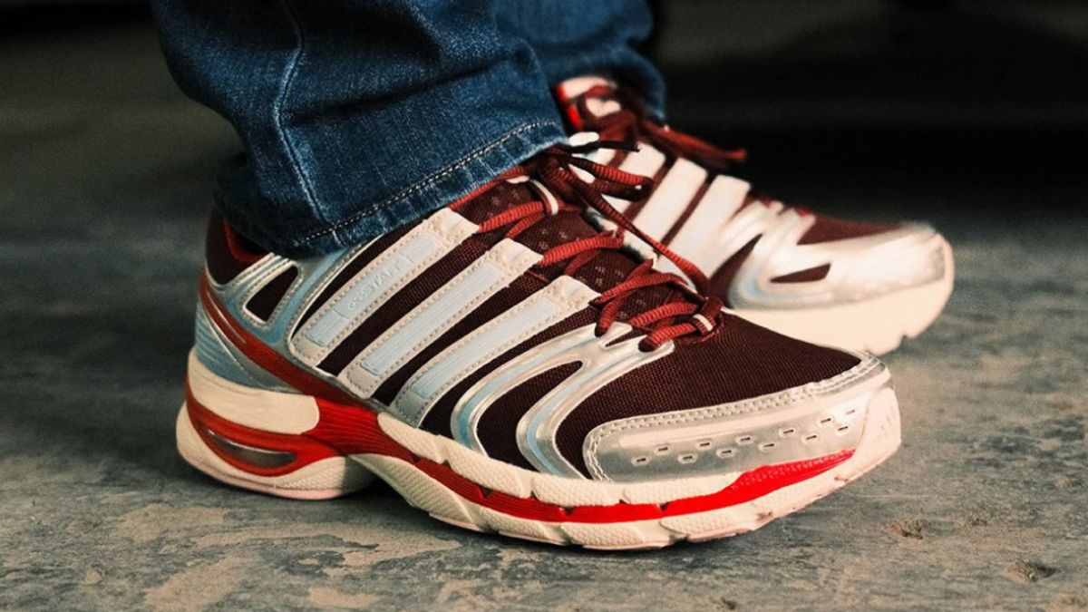 Giay WOODstack x adidas Adistar Control 5 Blood, Sweat, and Tears voi thiet ke doc dao