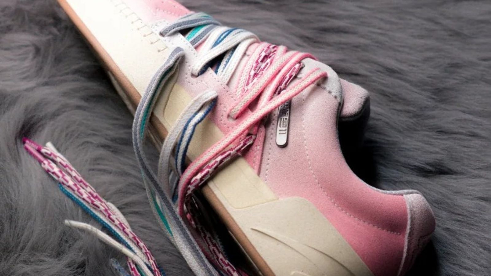 Hinh anh 3: Giay ANTA Hela Sunrise Pink Ombre cua Kyrie Irving voi mau hong ombre va thiet ke phong cach skate.