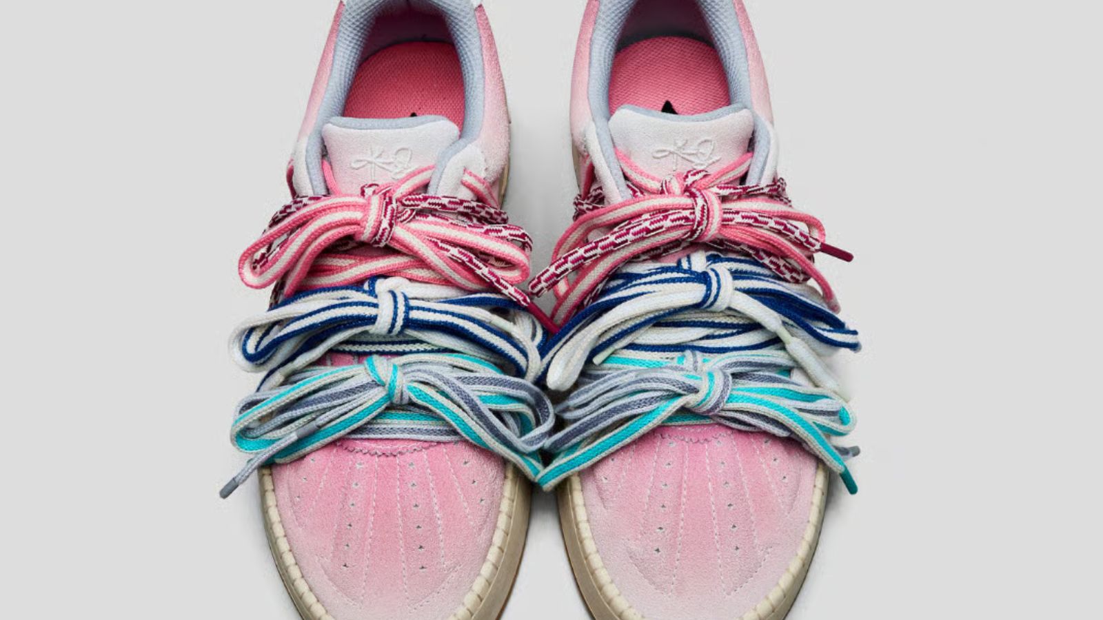 Hinh anh 2: Giay ANTA Hela Sunrise Pink Ombre cua Kyrie Irving voi mau hong ombre va thiet ke phong cach skate.