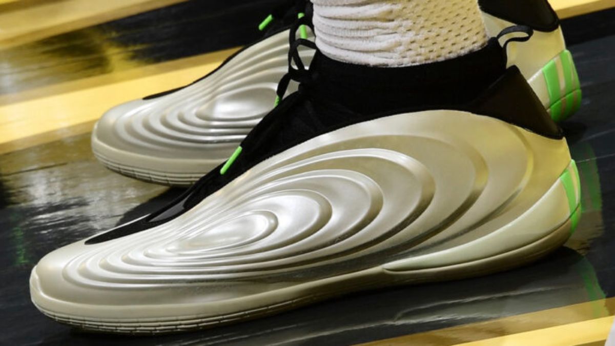 James Harden gioi thieu giay adidas Harden Vol. 10 tren san dau