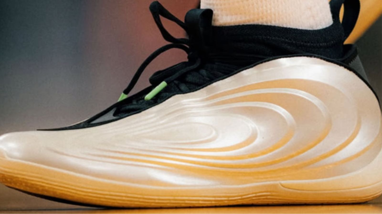 Hinh anh 2: James Harden gioi thieu giay adidas Harden Vol. 10 tren san dau