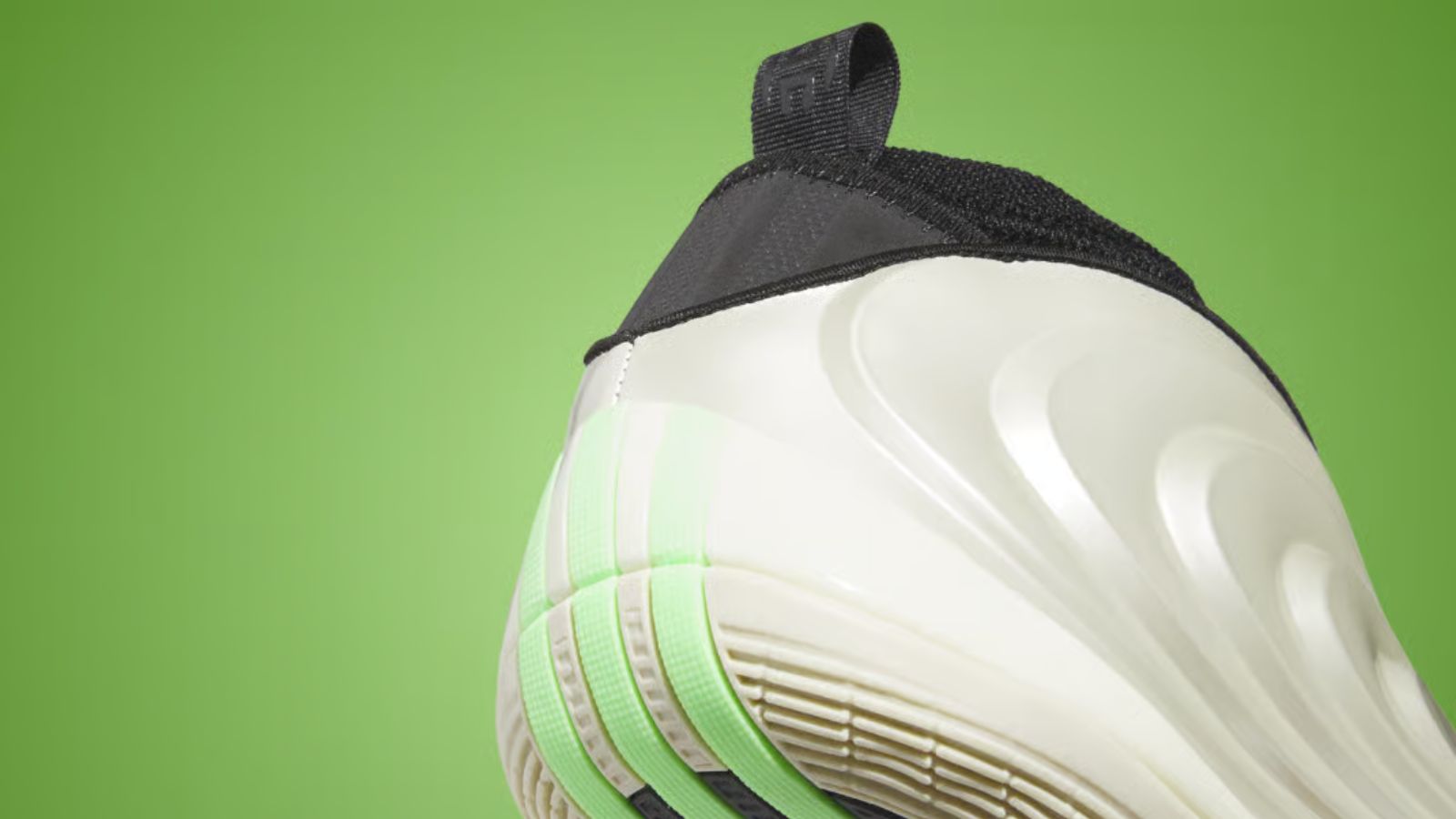 Hinh anh 7: James Harden gioi thieu giay adidas Harden Vol. 10 tren san dau