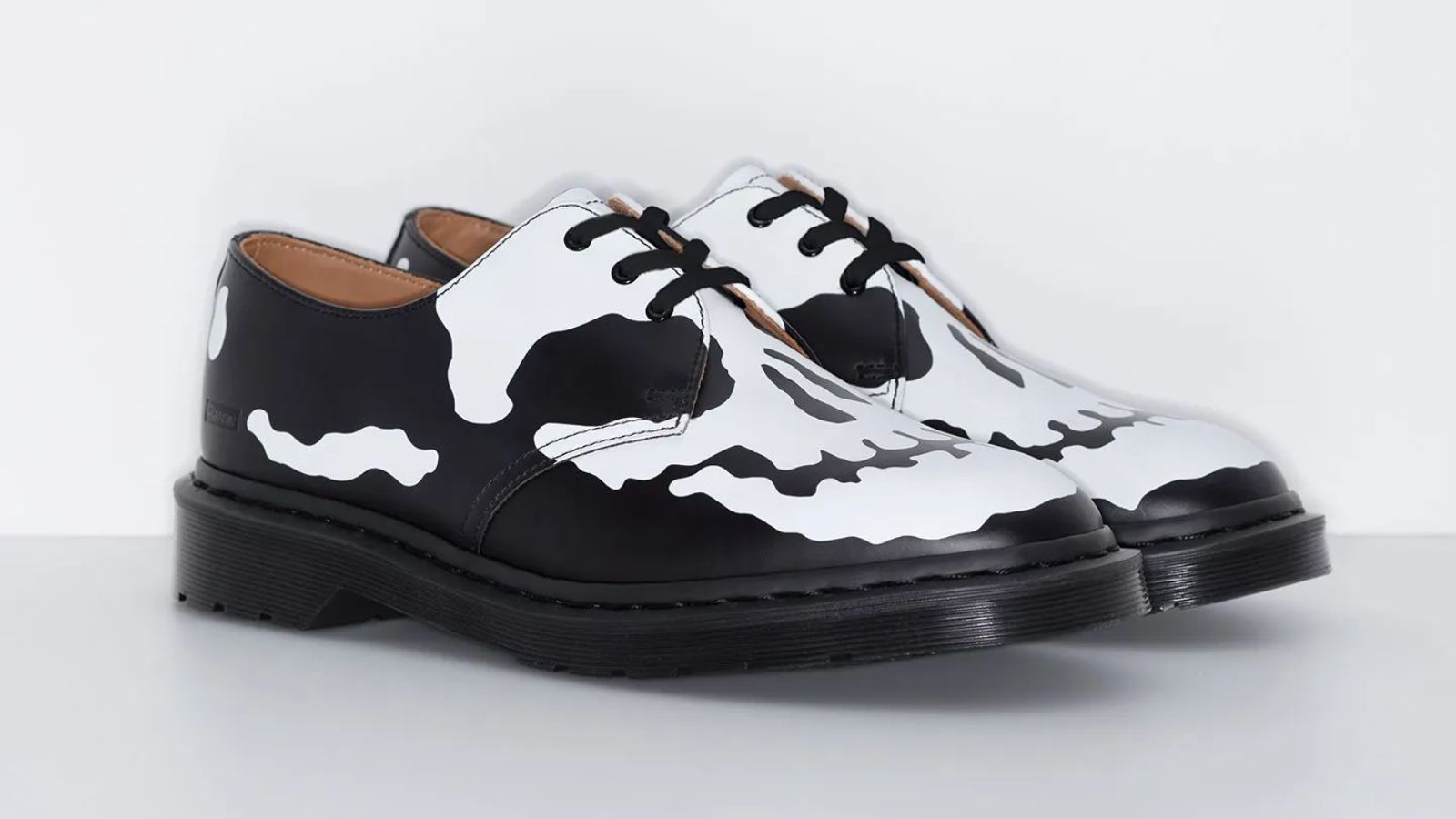 Hinh anh 2: Phien ban Supreme x Dr. Martens 1461 3-Eye voi thiet ke dau lau