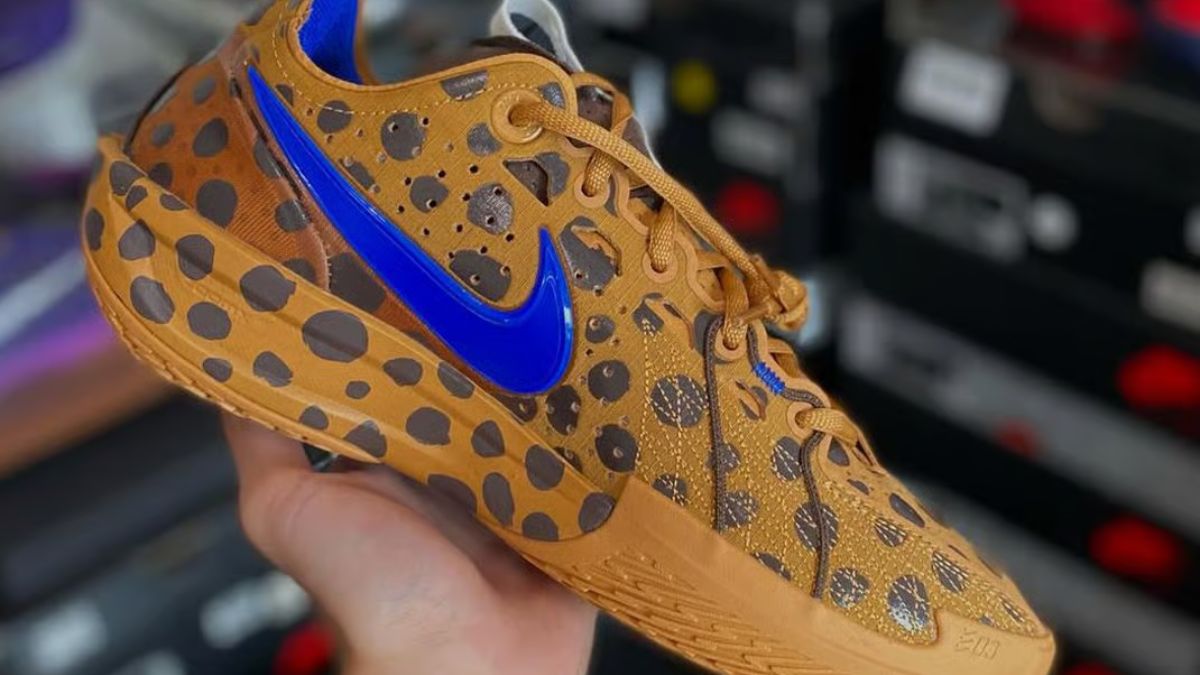 Jordan Poole mang giay Nike GT Cut 3 'Milk ‘N Cookies' voi thiet ke banh quy chocolate va chi tiet xanh lam.