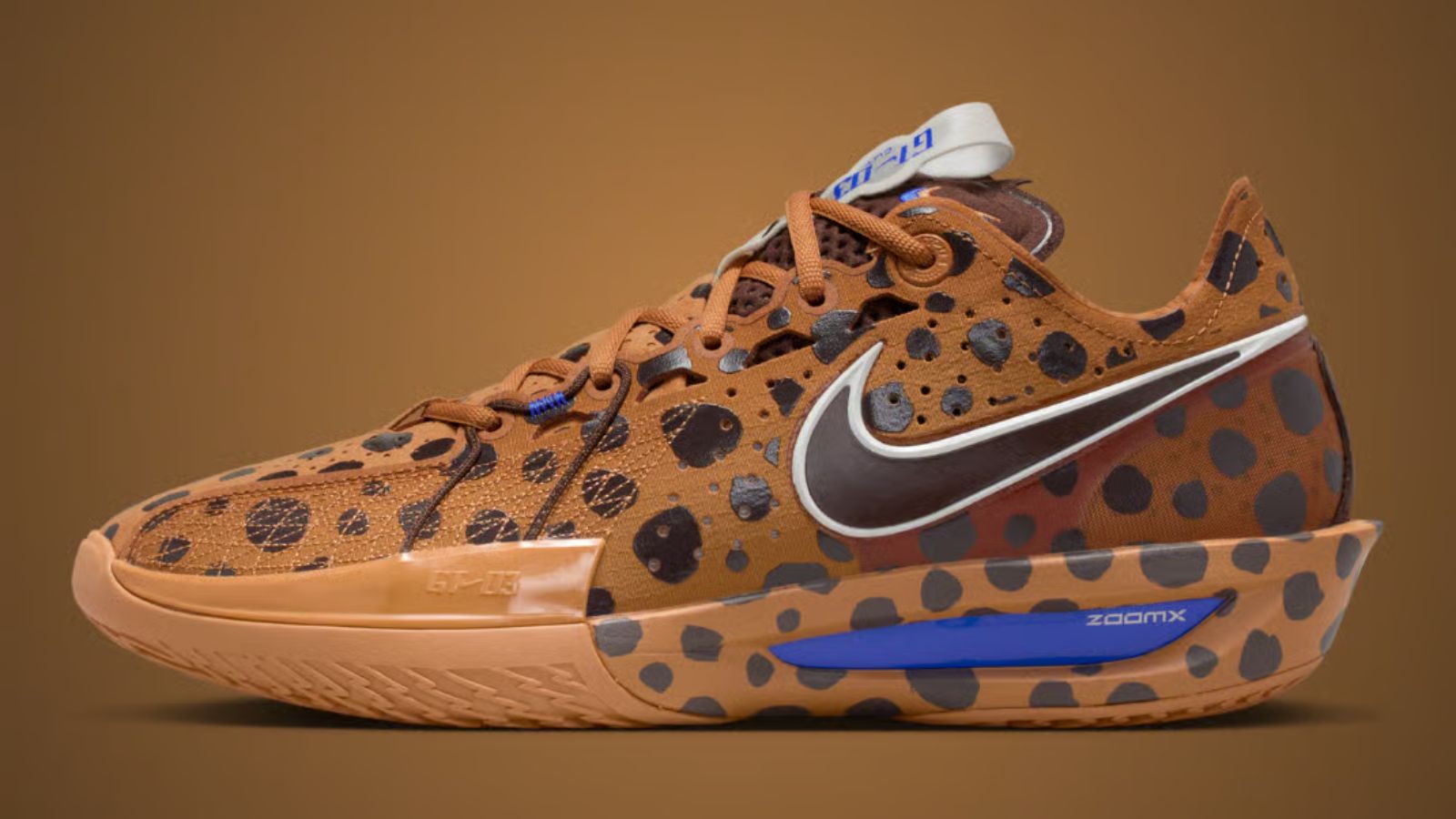 Hinh anh 1: Jordan Poole mang giay Nike GT Cut 3 'Milk ‘N Cookies' voi thiet ke banh quy chocolate va chi tiet xanh lam.