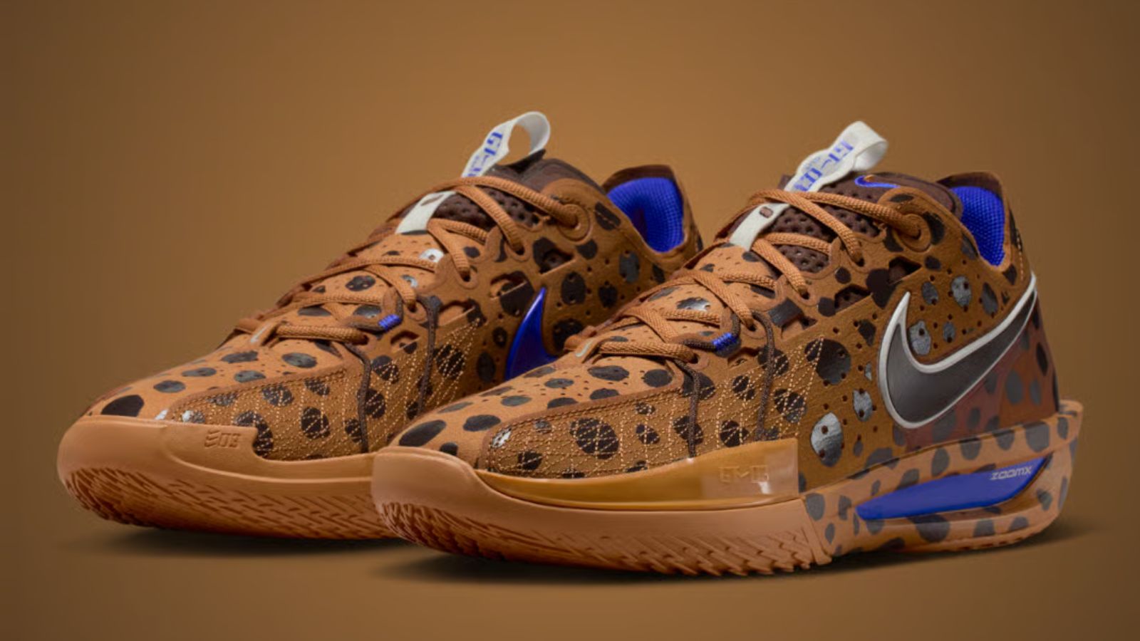 Hinh anh 3: Jordan Poole mang giay Nike GT Cut 3 'Milk ‘N Cookies' voi thiet ke banh quy chocolate va chi tiet xanh lam.