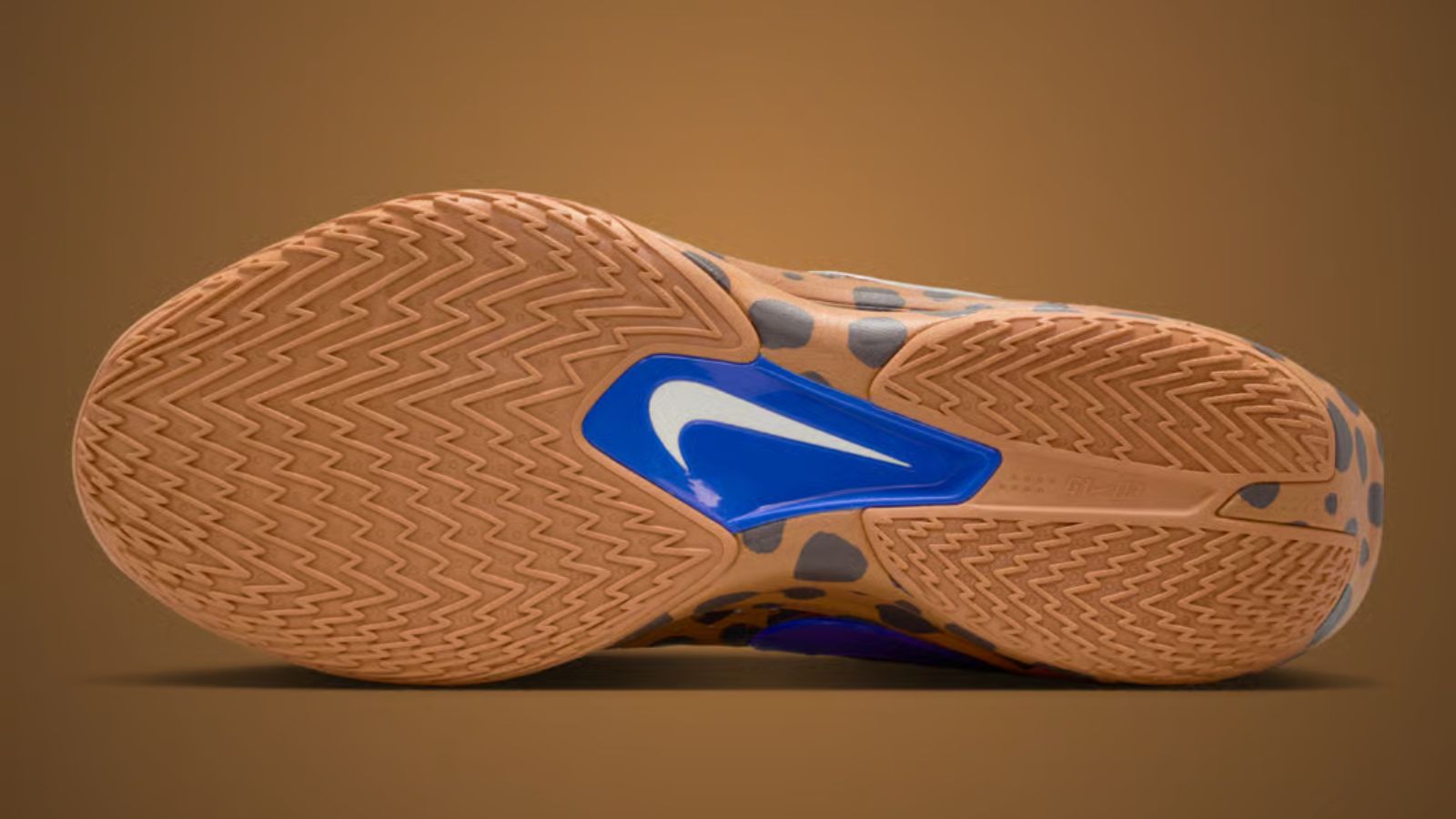 Hinh anh 5: Jordan Poole mang giay Nike GT Cut 3 'Milk ‘N Cookies' voi thiet ke banh quy chocolate va chi tiet xanh lam.