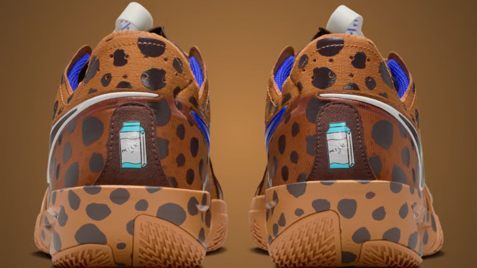 Hinh anh 6: Jordan Poole mang giay Nike GT Cut 3 'Milk ‘N Cookies' voi thiet ke banh quy chocolate va chi tiet xanh lam.