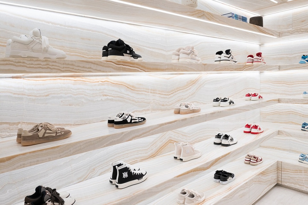 Giay Amiri Skel Top Sneaker voi hoa tiet skeleton dac trung