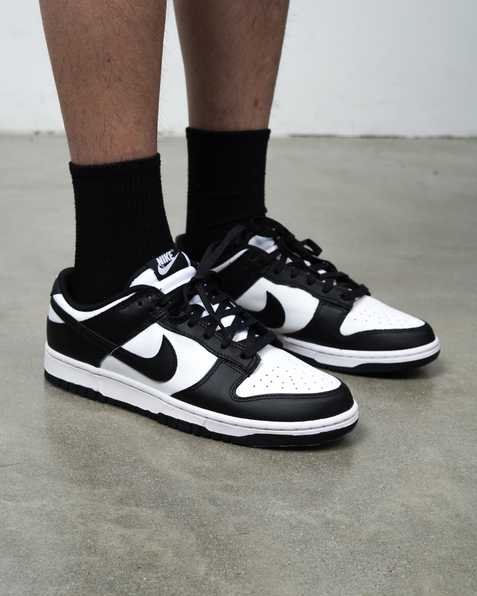 Hinh anh 2: Hinh anh cac mau sneaker noi bat mua le hoi 2025 nhu Air Jordan, Nike Dunk, New Balance va Hoka.