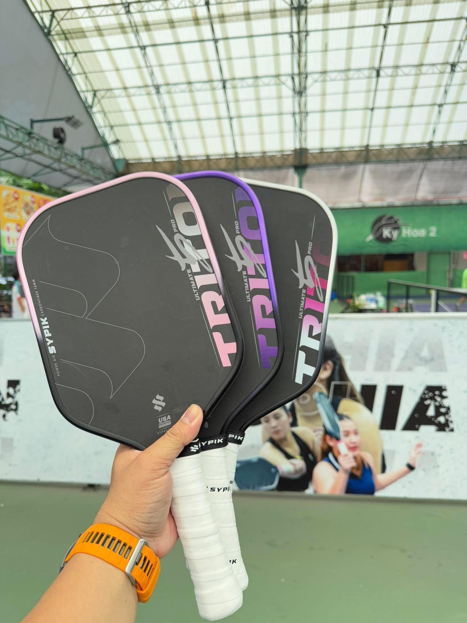 Hinh anh 2: Vot Pickleball Sypik Triton 5 Pro voi thiet ke Elongated va cong nghe Toray T700