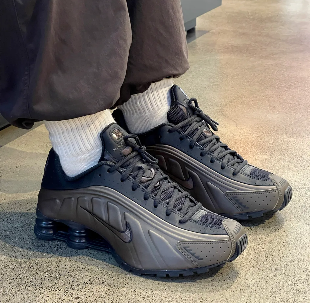 Nike Shox R4 khoác lên mình diện mạo cổ điển với phối màu “Black Spruce”