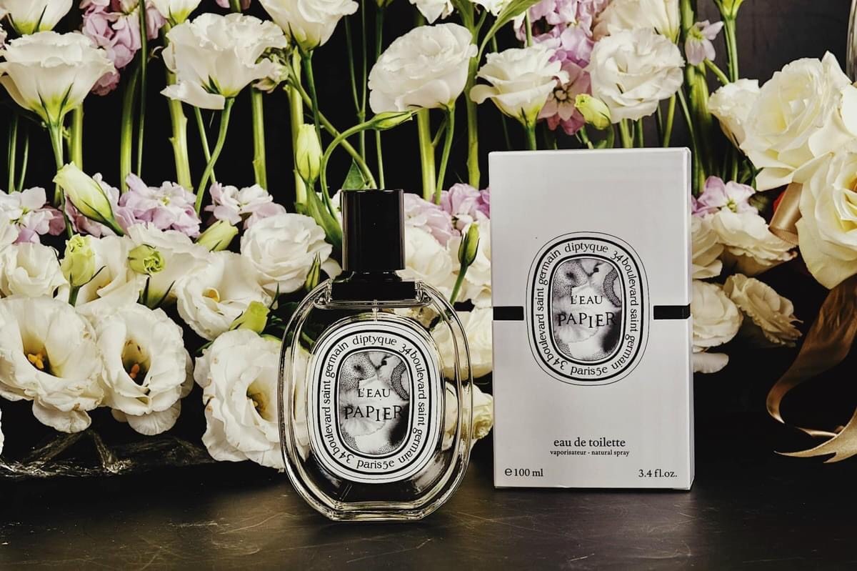 Hinh anh 2: Chai nuoc hoa Diptyque voi thiet ke nghe thuat, bieu tuong cua mui huong niche cao cap.