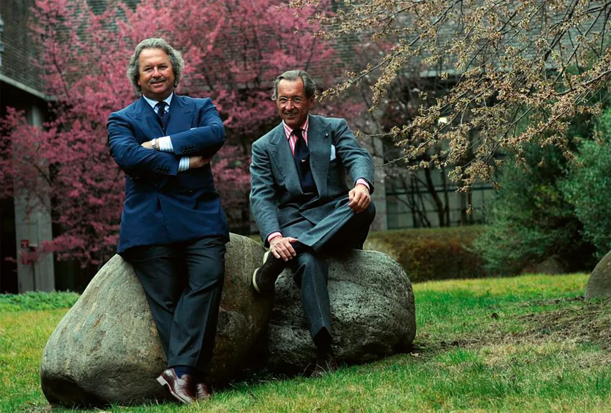 Hinh anh 2: Logo thuong hieu Loro Piana tren nen do kummel, bieu tuong tinh te cua 'quiet luxury'.