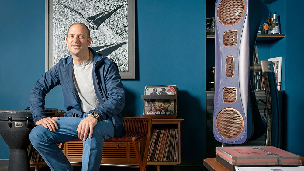 Hinh anh 3: Logo thuong hieu Loro Piana tren nen do kummel, bieu tuong tinh te cua 'quiet luxury'.